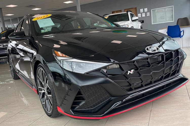 Giá xe Hyundai Elantra 2023 chưa công bố tại Việt Nam, nhưng hứa hẹn sẽ hấp dẫn khách hàng trẻ mua sedan cỡ C đề cao kiểu dáng thiết kế, trang bị tốt trong tầm giá và có cấu hình động cơ tăng áp mạnh mẽ. Hyundai Elantra 2023 mang nhiều ưu điểm có thể gây khó dễ cho đối thủ Honda Civic 2022 và Mazda3.