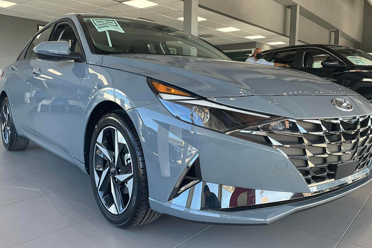 Phần đầu xe nổi bật với lưới tản nhiệt cỡ lớn, nối liền là cụm đèn pha LED sắc sảo. Nhìn từ phía sau, Elantra 2023 mang thiết kế ấn tượng với cụm đèn hậu LED trải dài, trang bị cánh lướt gió thể thao. Xét về kích thước, so với thế hệ cũ, Hyundai Elantra 2023 thế hệ mới dài hơn 56 mm, rộng hơn 25 mm và thấp hơn 20 mm. Chiều dài cơ sở tăng thêm 20 mm lên mức 2.720 mm.