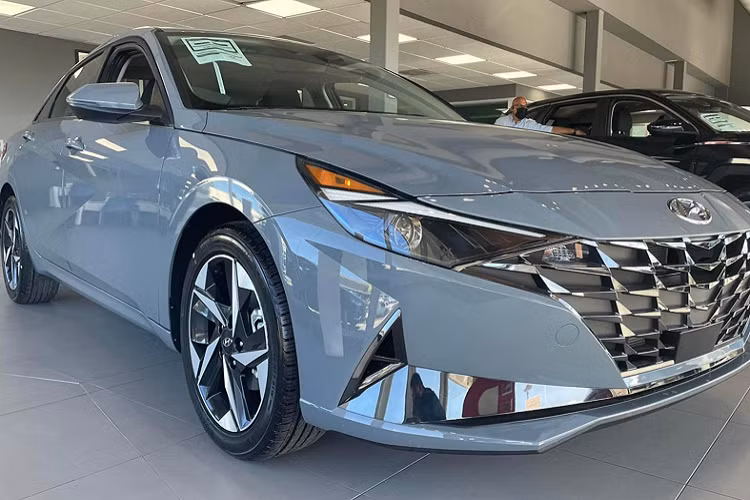 Phần đầu xe nổi bật với lưới tản nhiệt cỡ lớn, nối liền là cụm đèn pha LED sắc sảo. Nhìn từ phía sau, Elantra 2023 mang thiết kế ấn tượng với cụm đèn hậu LED trải dài, trang bị cánh lướt gió thể thao. Xét về kích thước, so với thế hệ cũ, Hyundai Elantra 2023 thế hệ mới dài hơn 56 mm, rộng hơn 25 mm và thấp hơn 20 mm. Chiều dài cơ sở tăng thêm 20 mm lên mức 2.720 mm.