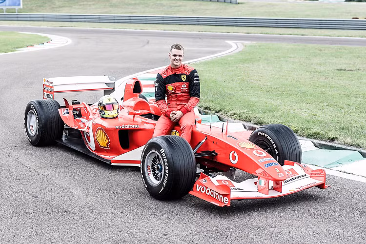 Đây chính là một trong những chiếc xe F1 thành công nhất của Michael Schumacher và xe đã chính thức phá kỷ lục về mức giá cao nhất từ trước đến nay đối với một chiếc xe F1 cũ. Mẫu xe Ferrari F2003 của Michael Schumacher của anh được bán với giá tương đương 14,87 triệu USD (hơn 372 tỷ đồng) - gấp hơn 8 lần giá trị của một chiếc Monza SP1 hoàn toàn mới.