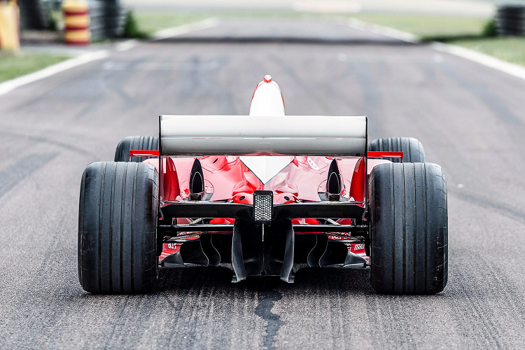 Cuối cùng, đây là một chiếc xe thời kỳ tiền Hybrid với hộp số tự động được điều khiển thông qua vô lăng nổi tiếng hiện nay. Năm 2004, FIA cấm hộp số tự động và người lái xe phải điều khiển bộ ly hợp thông qua một lẫy chuyển số trên vô lăng.