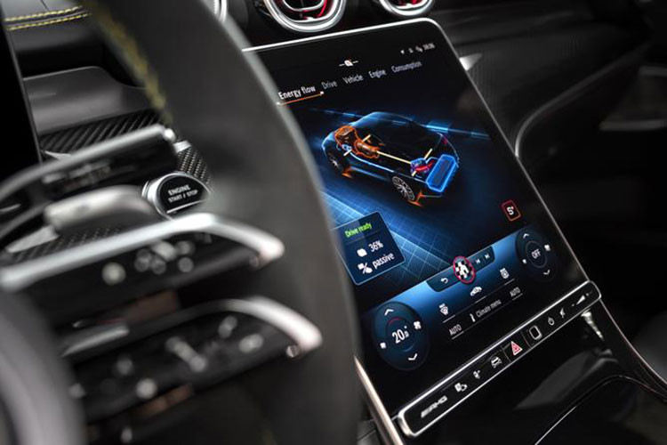 Mercedes-AMG C63 phiên bản F1 vẫn sử dụng khối động cơ tương tự phiên bản tiêu chuẩn. Cụ thể, nằm dưới nắp capo là hệ truyền động hybrid bao gồm động cơ xăng 4 xi-lanh 2.0 lít turbo kết hợp mô-tơ điện cho tổng công suất 671 mã lực và mô-men xoắn 1.020 Nm.