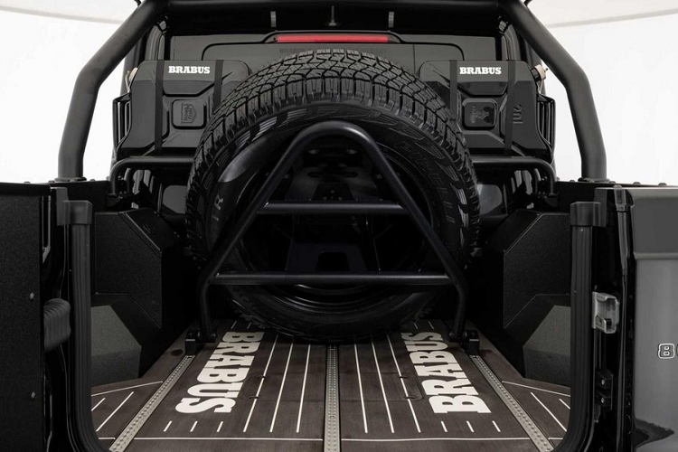 Chiếc xe bán tải đi bất cứ đâu này cũng nhận được một động cơ mạnh hơn đáng kể. Brabus đã tiến hành tinh chỉnh động cơ tăng áp kép V8 dung tích 4.0 lít để tạo ra công suất 790 mã lực và 1.000 Nm mô-men xoắn cực đại. Đây là mức công suất của những siêu xe nhưng bạn đừng mong đợi hiệu suất vận hành của siêu xe với kích thước và trọng lượng rất lớn của Brabus 800 Adventure XLP Superblack bán tải.