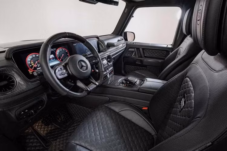 Nó sẽ có thể tăng tốc từ 0 - 100 km/h trong 4,8 giây, và đạt tốc độ tối đa 210 km/h. Tốc độ tối đa được hạn chế điện tử vì trọng tâm cao và bộ lốp mọi địa hình của xe. Các kỹ sư từ Brabus cũng đã đặt chiếc Adventure XLP mới nhất lên bàn cân và nó nặng tới 2.936 kg. Tất nhiên, con số này vẫn là “rất nhẹ” nếu so với GMC Hummer EV vì mẫu bán tải điện có trọng lượng 4.103 kg.