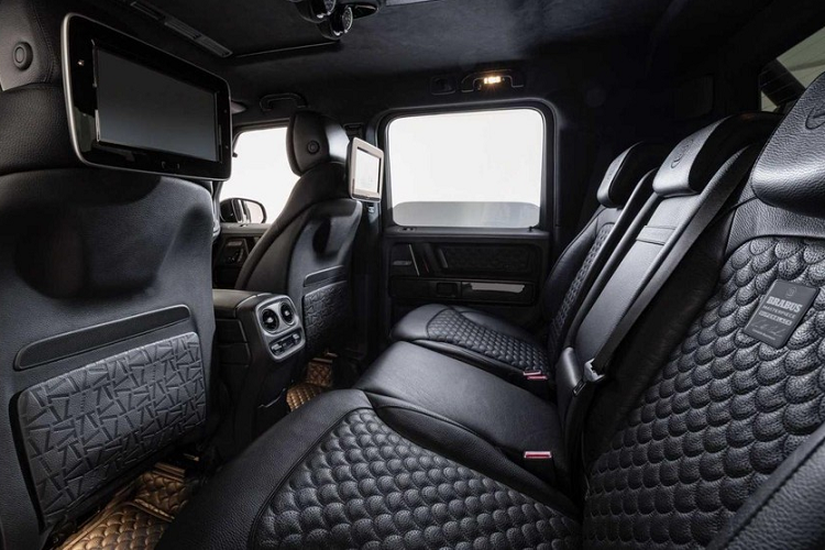 Để xứng đáng với tên gọi, chiếc AMG G63 độ thành bán tải có nội thất bọc da hoàn thiện bằng màu đen, và thậm chí sàn xe cũng được phủ bằng loại da màu đen tốt nhất mà Brabus có thể tìm thấy trên thị trường. Các logo "77" là chi tiết ám chỉ công ty độ xe Đức được thành lập vào năm 1977.
