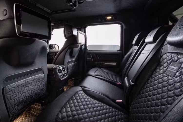 Để xứng đáng với tên gọi, chiếc AMG G63 độ thành bán tải có nội thất bọc da hoàn thiện bằng màu đen, và thậm chí sàn xe cũng được phủ bằng loại da màu đen tốt nhất mà Brabus có thể tìm thấy trên thị trường. Các logo "77" là chi tiết ám chỉ công ty độ xe Đức được thành lập vào năm 1977.