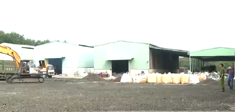 Vu chon rac thai quy mo lon: Chu tich tinh Binh Duong chi dao xu ly-Hinh-2