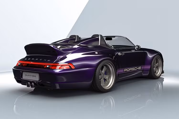Có thể thấy chiếc siêu xe Porsche 993 Speedster được trang bị bộ mâm Fuchs 5 chấu đi kèm kẹp phanh màu tím, dòng chữ “Porsche” màu be cùng các đường sọc màu tím đậm hơn xuất hiện ở thân xe. Ngoài ra, xe còn có nhiều chi tiết bằng sợi carbon nổi bật như khung kính chắn gió, khung chống lật sau tựa đầu, nắp động cơ và cánh lướt gió dạng đuôi vịt.