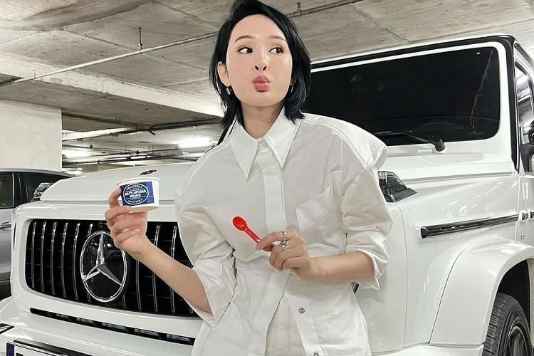 Xe sang Mercedes-Benz S450L Luxury được Hiền Hồ mua vào năm 2020 được trang bị khối động cơ V6, dung tích 3.0 lít, sản sinh công suất tối đa 270 mã lực tại dải tua máy 5.500 - 6.000 vòng/phút cùng mô-men xoắn cực đại 500 Nm tại dải tua máy 1.800 - 4.500 vòng/phút.