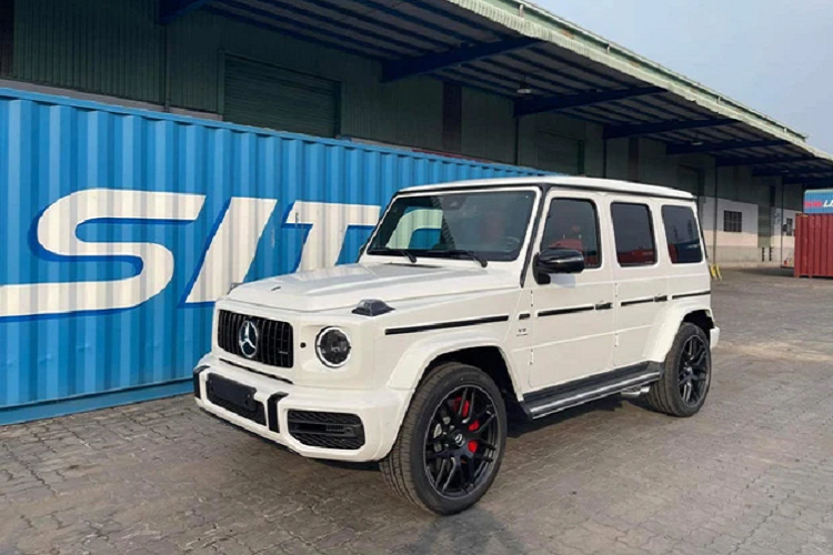 Hiện nhiều người đang chờ đợi liệu trong năm 2022 này, nữ ca sĩ quê Đắk Lắk có sắm thêm xế hộp xịn nào hay không, hiện tại, Hiền Hồ chỉ cập nhập ảnh đi chơi golf, hay diện bikini đi biển, còn chuyện tình cảm, nữ ca sĩ này từng gây sốc khi chia sẻ "Yêu 2, 3 người cũng được. Miễn mình thật lòng".