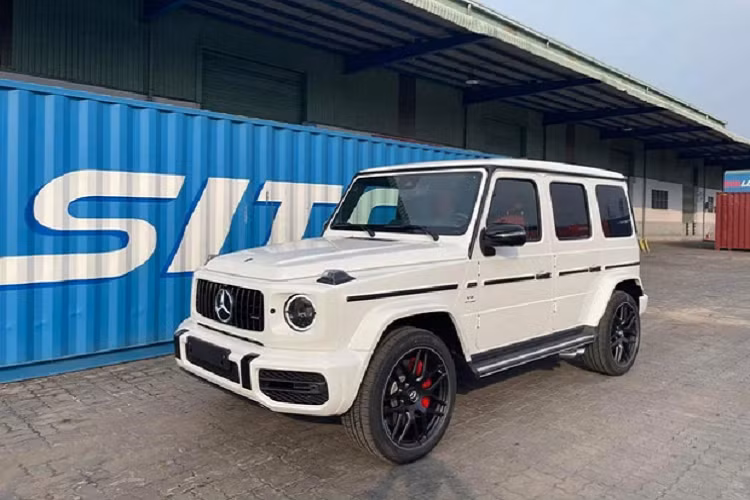 Hiện nhiều người đang chờ đợi liệu trong năm 2022 này, nữ ca sĩ quê Đắk Lắk có sắm thêm xế hộp xịn nào hay không, hiện tại, Hiền Hồ chỉ cập nhập ảnh đi chơi golf, hay diện bikini đi biển, còn chuyện tình cảm, nữ ca sĩ này từng gây sốc khi chia sẻ "Yêu 2, 3 người cũng được. Miễn mình thật lòng".