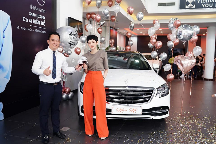Ấy thế mà một nữ ca sĩ mới vào nghề gần 5 năm đã dám chi ra số tiền trên 12 tỷ đồng để sở hữu xe SUV hạng sang Mercedes-AMG G63 đã khiến không ít người nể và cho rằng Hiền Hồ rất chịu chi cho các mẫu xe ôtô của mình. Như vậy, chỉ trong vòng 2 năm cô đã tậu 2 chiếc xe sang Mercedes-Benz vạn người mê có tổng trị giá trên 16 tỷ đồng.