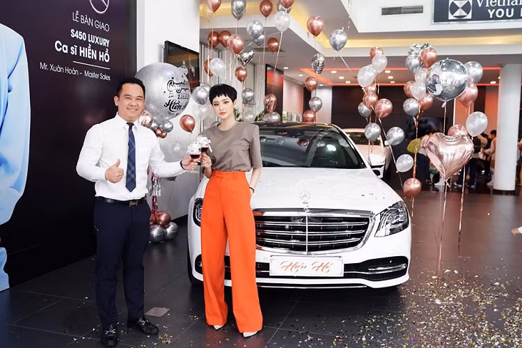 Ấy thế mà một nữ ca sĩ mới vào nghề gần 5 năm đã dám chi ra số tiền trên 12 tỷ đồng để sở hữu xe SUV hạng sang Mercedes-AMG G63 đã khiến không ít người nể và cho rằng Hiền Hồ rất chịu chi cho các mẫu xe ôtô của mình. Như vậy, chỉ trong vòng 2 năm cô đã tậu 2 chiếc xe sang Mercedes-Benz vạn người mê có tổng trị giá trên 16 tỷ đồng.