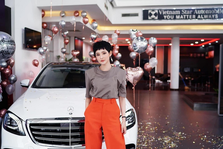 Trong số ca sĩ ở showbiz Việt, nói về độ chịu chơi của những "tân binh" phải kể đến ca sĩ Hiền Hồ, cô gái sinh ra tại gia đình ở vùng nông thôn nghèo Đắk Lắk. Nhưng chỉ sau khi giành được giải Á quân chung cuộc tại Giọng hát Việt 2017, cô ca sĩ sinh năm 1997 liên tục làm mưa làm gió trên các bảng xếp hạng âm nhạc trong nước với nhiều bài hit như Em ngày xưa khác rồi, Rồi người thương cũng hóa người dưng, Đừng nói tôi điên, Có như không có, Gặp nhưng không ở lại...