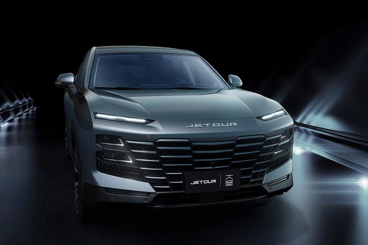 Để thu hút khách hàng trẻ tuổi, Jetour Dasheng mang trên mình thiết kế cách tân hơn so với những mẫu xe cùng thương hiệu. Đường cắt sắc sảo và chi tiết thiết kế thể thao là những gì có thể thấy ngay trên mẫu xe này.