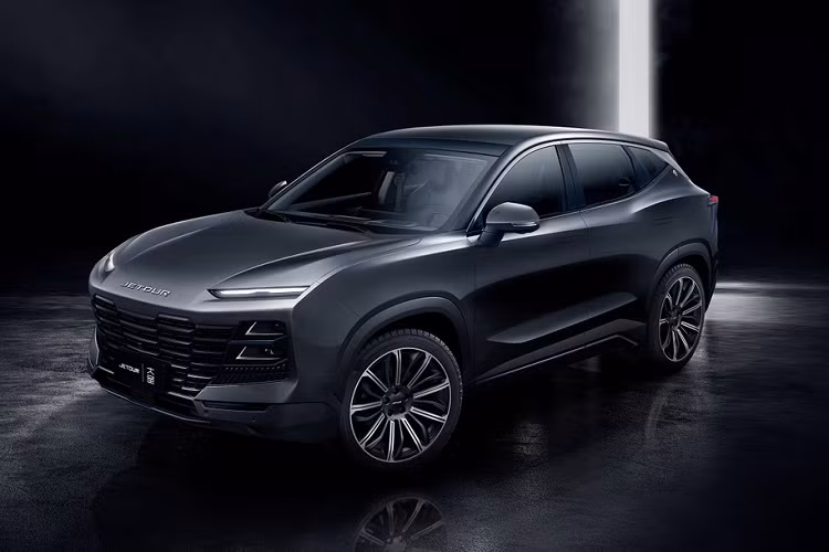 Jetour Dasheng của Trung Quốc chính là mẫu SUV thứ 10 của thương hiệu có tốc độ tăng trưởng khá nhanh Jetour. Đồng thời, Dasheng là đại diện đầu tiên cho dòng sản phẩm mới của thương hiệu Jetour nhằm nhắm đến các khách hàng trẻ tuổi hay "Gen Z", sinh ra từ năm 1997 đến 2012.