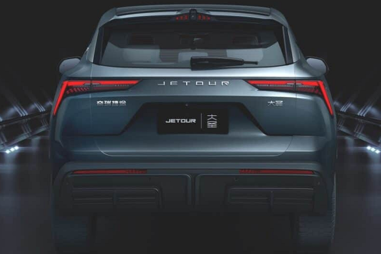 Bên sườn, Jetour Dasheng được trang bị tay nắm cửa chìm vào thân xe, vừa giúp giảm tiếng ồn và hệ số lực cản không khí vừa tăng vẻ hiện đại, công nghệ cao cho xe. Tiếp đến là bộ vành hợp kim 20 inch với thiết kế đa chấu, sơn 2 màu thể thao. Đằng sau xe xuất hiện cụm đèn hậu với tạo hình chữ "Y" bên trong, gợi liên tưởng đến Toyota Camry. Thêm vào đó là cánh gió mui được chia thành 2 phần, tích hợp đèn phanh trên cao, và bộ khuếch tán gió thể thao khá lớn dưới cản sau.