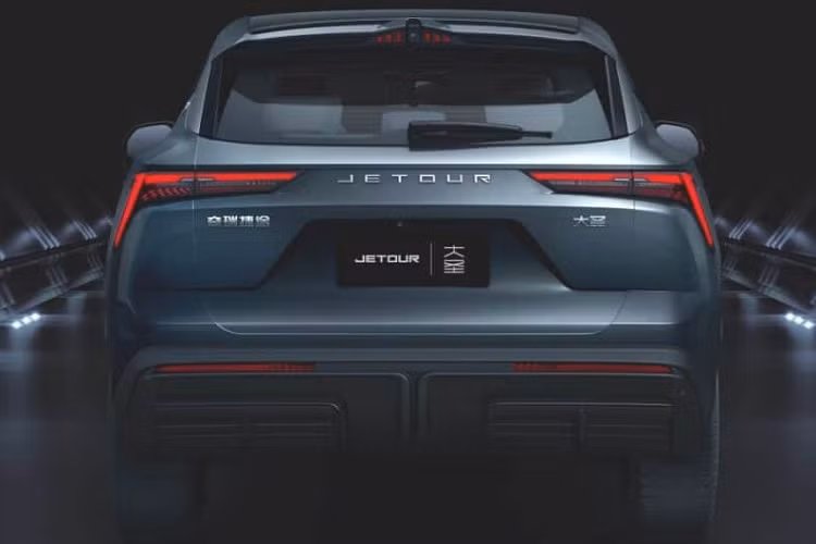 Bên sườn, Jetour Dasheng được trang bị tay nắm cửa chìm vào thân xe, vừa giúp giảm tiếng ồn và hệ số lực cản không khí vừa tăng vẻ hiện đại, công nghệ cao cho xe. Tiếp đến là bộ vành hợp kim 20 inch với thiết kế đa chấu, sơn 2 màu thể thao. Đằng sau xe xuất hiện cụm đèn hậu với tạo hình chữ "Y" bên trong, gợi liên tưởng đến Toyota Camry. Thêm vào đó là cánh gió mui được chia thành 2 phần, tích hợp đèn phanh trên cao, và bộ khuếch tán gió thể thao khá lớn dưới cản sau.