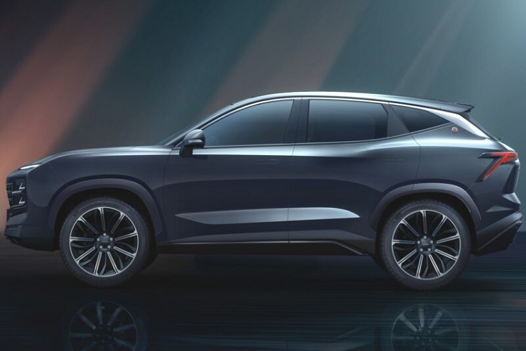 Tuy nhiên, mẫu SUV mới này lại khiến người ta liên tưởng đến xe Lamborghini hoặc Lexus. Nếu như thiết kế đầu xe và nắp ca-pô của Jetour Dasheng khá giống với Lamborghini Urus thì sườn xe lại hao hao Lexus. Trên đầu xe, mẫu SUV Trung Quốc này được trang bị hệ thống đèn 2 tầng - xu hướng thịnh hành của làng xe thế giới hiện nay. Dải đèn LED định vị ban ngày thanh mảnh của xe được đặt ở trên, tích hợp vào nắp ca-pô. Trong khi đó, đèn pha 2 tầng của xe nằm bên dưới, ở hai bên lưới tản nhiệt trước. Lưới tản nhiệt của Jetour Dasheng khá rộng với mắt lưới hình chữ nhật. Lưới tản nhiệt này không có viền nên nối liền với đèn pha.