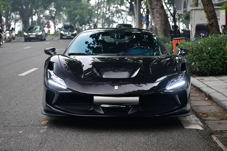 Ferrari F8 bat ngo bi dung dat hang, cac dai gia Viet hut hang