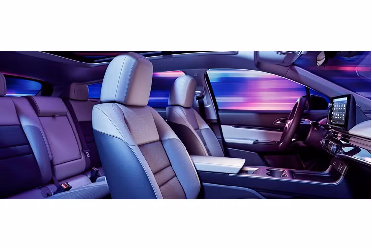 Theo hãng Honda, mẫu SUV thuần điện này sở hữu chiều dài 4.877 mm, chiều rộng 1.989 mm, chiều cao 1.643 mm và chiều dài cơ sở 3.094 mm. So với người anh em Honda CR-V thế hệ mới, Prologue dài hơn 203 mm, rộng hơn 127 mm và chiều dài cơ sở nhỉnh hơn 394 mm. Thậm chí, Honda Prologue 2024 còn có kích thước gần như ngang ngửa với mẫu SUV hạng sang cỡ lớn BMW X7.