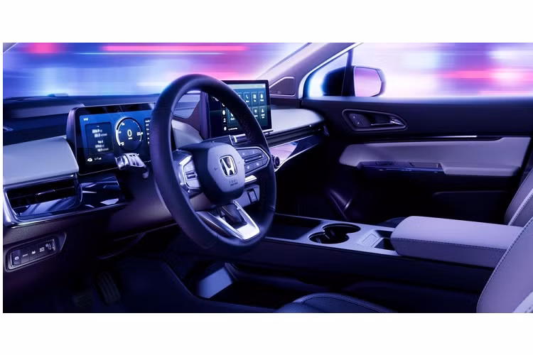 Vì là ôtô điện Prologue 2024 đương nhiên không có lưới tản nhiệt. Thay vào đó, xe chỉ được trang bị hốc gió trung tâm hình thang cỡ lớn và hốc đèn sương mù trước nằm dọc ở hai góc cản trước. Bên sườn, xe có thiết kế khá mượt mà và ít đường dập gân. Gương ngoại thất của xe được đặt trên cửa nhằm tăng tầm nhìn cho người lái. Trong khi đó, vành la-zăng của xe có đường kính 21 inch tiêu chuẩn, 6 chấu sơn 2 màu.