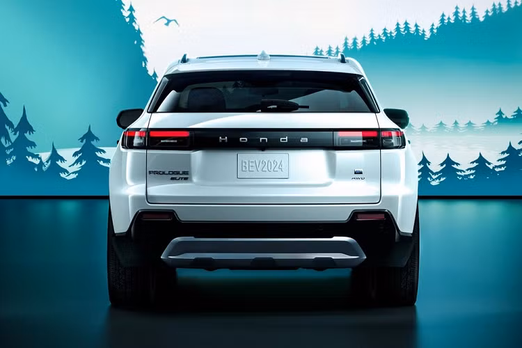 Phía sau x được trang bị đèn hậu nằm ngang, nối với nhau bằng nẹp màu đen bóng ở giữa. Dưới cản sau còn có thêm tấm ốp màu bạc nhằm tăng vẻ thể thao và hầm hố cho mẫu SUV điện này. Ngoài ra, Honda Prologue 2024 còn có nhiều chi tiết ngoại thất màu đen bóng như nẹp xung quanh thân xe, viền hốc gió trung tâm, hốc đèn sương mù trước, ốp gương chiếu hậu và tay nắm cửa.