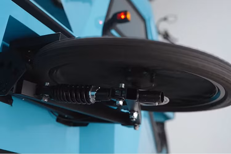 Mẫu xe lai tạo độc đáo của nhà thiết kế Latvia được trang bị một mô tơ thuyền điện với hệ thống lái từ cabin, và một mô tơ hỗ trợ xe đạp điện. Nó đi kèm với các tấm pin năng lượng mặt trời tích hợp trên nóc với một bộ pin Li-ion, tính năng làm mát và sưởi ấm cabin, cổng sạc USB, GPS, và hệ thống âm thanh.