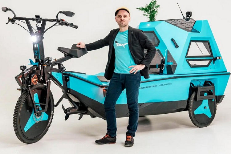 Khi một người đàn ông từng đi xe đạp hơn 30.000 km từ Luân Đôn tới Tokyo tập trung suy nghĩ để sáng tạo nên một điều gì đó, kết quả có được thường là một sản phẩm kỳ lạ bất ngờ. Ví dụ như một phương tiện lưỡng cư, linh động và độc nhất cho phép bạn chu du trên cả đất liền và mặt nước. Nó được gọi là Z-Triton 2.0 chạy điện, một chiếc xe 3 bánh kiêm xe cắm trại kiêm thuyền chạy bằng điện.