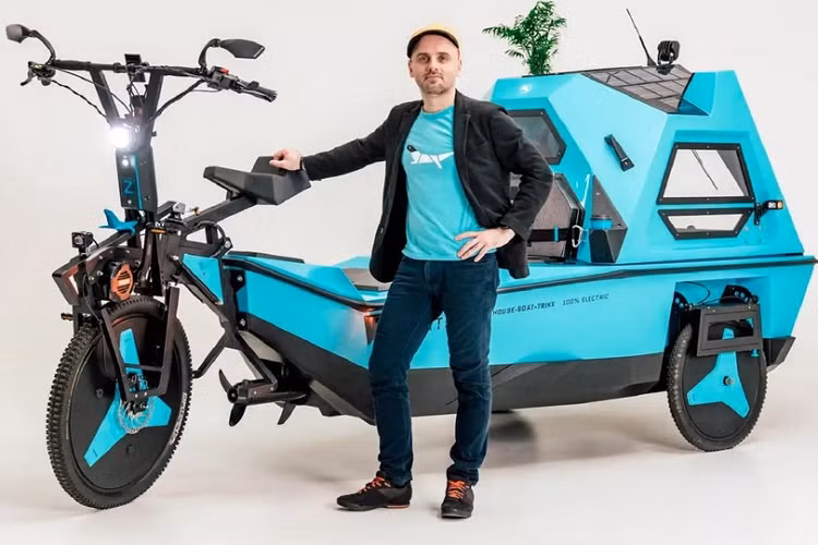 Khi một người đàn ông từng đi xe đạp hơn 30.000 km từ Luân Đôn tới Tokyo tập trung suy nghĩ để sáng tạo nên một điều gì đó, kết quả có được thường là một sản phẩm kỳ lạ bất ngờ. Ví dụ như một phương tiện lưỡng cư, linh động và độc nhất cho phép bạn chu du trên cả đất liền và mặt nước. Nó được gọi là Z-Triton 2.0 chạy điện, một chiếc xe 3 bánh kiêm xe cắm trại kiêm thuyền chạy bằng điện.