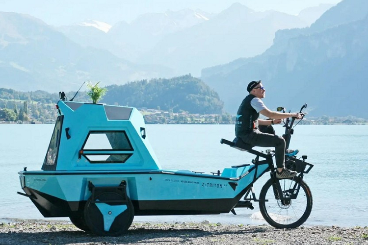 Sản phẩm sáng tạo của nhà thiết kế người Latvia Aigars Lauzis, Z-Triton chạy điện 3 bánh đã được hé lộ vào năm 2020, và lẽ ra đã có trên thị trường vào lúc này. Nhưng mọi kế hoạch đều phải thay đổi với tình hình thế giới trong vòng 2 năm qua.