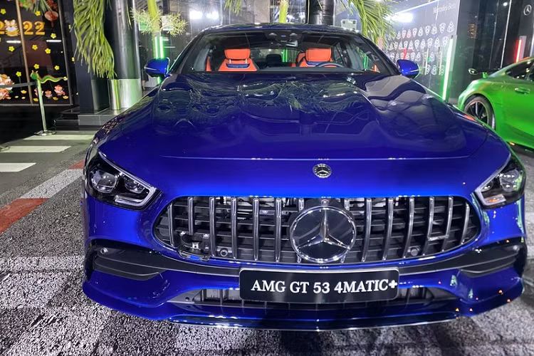 Đi kèm là hộp số tự động 9 cấp AMG SPEEDSHIFT TCT 9G và hệ dẫn động 4 bánh. Về Việt nam, Mercedes-AMG GT 53 4MATIC+ trực tiếp "đối đầu" với Porsche Panamera và BMW M6 Gran Coupe.