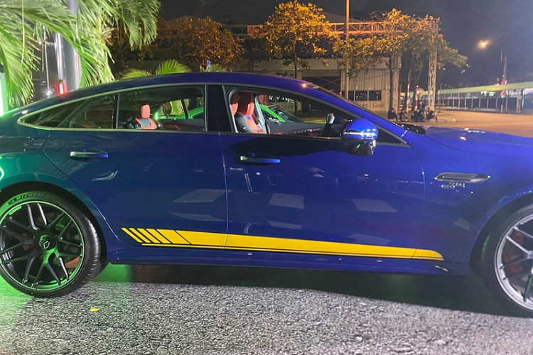 Tuy nhiên, thay đổi đáng chú ý nhất chính là sự xuất hiện của hàng ghế sau dạng băng ghế với 3 chỗ ngồi (tùy chọn) thay vì kiểu 2 ghế độc lập có bệ sạc không dây ở giữa như trước.