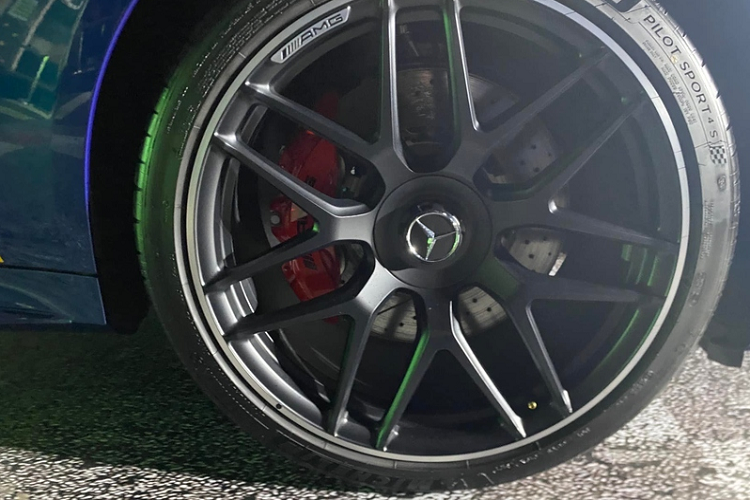 Mức giá xe Mercedes-AMG GT 53 4MATIC+ 2022 chính hãng tại Việt Nam niêm yết từ 6,719 tỷ đồng, chưa gồm các tùy chọn. Đây cũng là chiếc đầu tiên được đưa về nước.