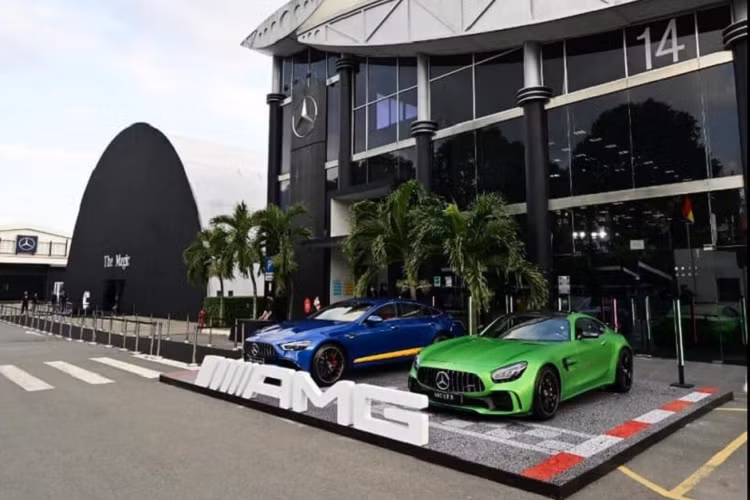 Xe có nội thất 2 tông màu đỏ Pepper Red kết hợp đen trông rất cá tính. Ngoài ra, xe vẫn được trang bị bảng đồng hồ kỹ thuật số 12.3 inch và màn hình giải trí trung tâm 12.3 inch nhưng giờ đây được tích hợp thêm hệ điều hành MBUX. Ngoài ra, Mercedes-AMG GT 53 4MATIC+ 2022 facelift còn có vô lăng mới với 2 phím điều chỉnh chức năng vận hành AMG.