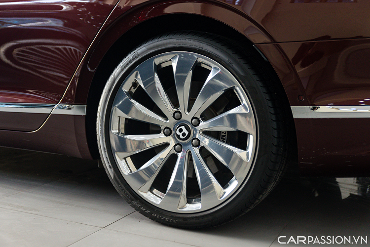 Logo “B” đặt tại đầu xe nay được hãng làm nổi với thiết kế chữ B với hai cánh kéo dài. Đặc biệt hơn, logo này còn được đính pha lê ở hai cánh cùng chức năng chống trộm. Mẫu sedan hạng sang tới từ nước Anh sở hữu kích thước Dài x Rộng x Cao lần lượt là 5.316 x 1.987 x 1.484 (mm).