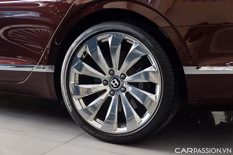 Logo “B” đặt tại đầu xe nay được hãng làm nổi với thiết kế chữ B với hai cánh kéo dài. Đặc biệt hơn, logo này còn được đính pha lê ở hai cánh cùng chức năng chống trộm. Mẫu sedan hạng sang tới từ nước Anh sở hữu kích thước Dài x Rộng x Cao lần lượt là 5.316 x 1.987 x 1.484 (mm).