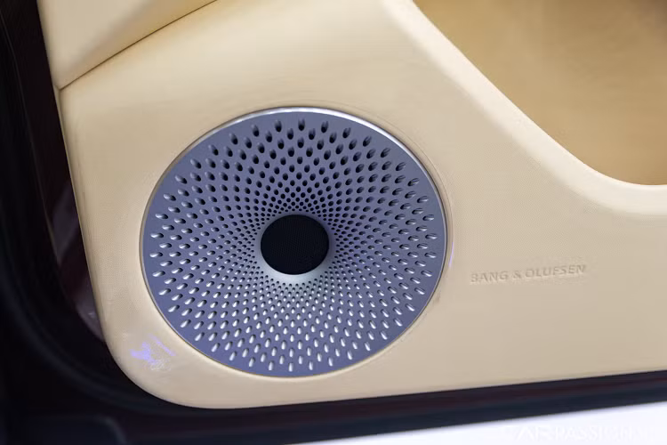 Tích hợp trên táp lô là màn hình lật đặc trưng của Bentley, có khả năng xoay 3 mặt, gồm: mặt ốp gỗ mặc định khi xe ở trạng thái nghỉ, một mặt 3 đồng hồ cơ và mặt còn lại là màn hình cảm ứng giải trí kích thước 12,3 inch.