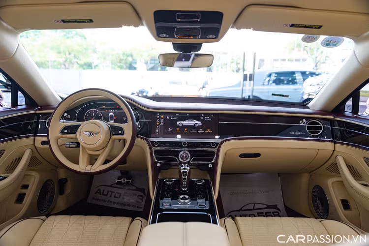 Xe được trang bị hệ thống âm thanh 16 loa Bang &amp; Olufsen công suất 1.500 watt. Hàng ghế phía sau không chỉ rộng hơn mà còn sang trọng hơn với tủ ủ rượu lạnh đặt giữa, màn hình cảm ứng điều khiển chiếc xe có thể tháo rời, ghế ngồi sưởi, chỉnh điện, massage,… Nội thất được bọc da cao cấp tại cả 5 vị trí ngồi.