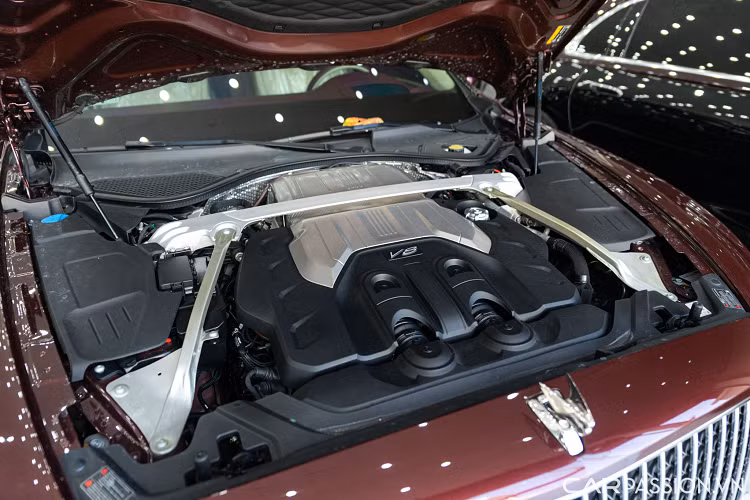 Với sức mạnh này, Bentley cho biết chiếc sedan siêu sang của họ có thể tăng tốc lên 100 km/h trong chỉ 4,1 giây trước khi đạt tốc độ tối đa ở mức 318 km/h. Không chỉ có được sự mạnh mẽ, động cơ này còn được hỗ trợ bởi hệ thống mild-hybrid với nguồn điện 48V nhằm giúp xe tiết kiệm nhiên liệu hơn.