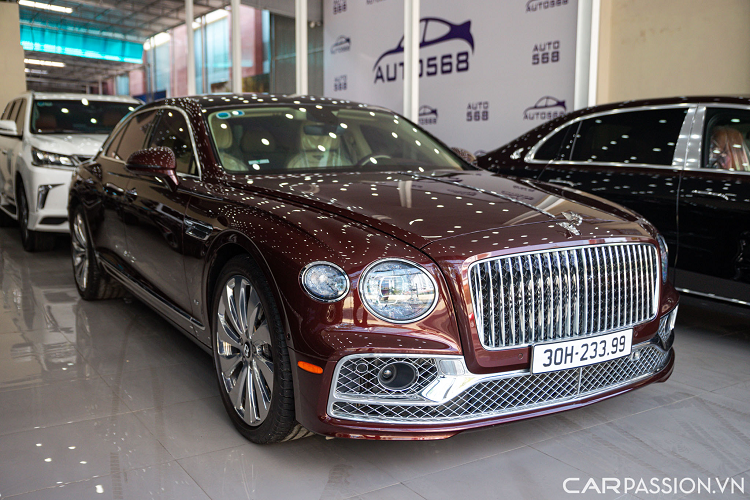 Một chiếc Bentley Flying Spur 2021 siêu lướt thuộc phiên bản First Edition được đưa lên sàn xe cũ với mức giá 19 tỷ 900 triệu đồng sau khi lăn bánh hơn 20.000 km. Hiện tại, Bentley Flying Spur đang được đơn vị chính hãng phân phối với giá từ 18 tỷ đồng (tiêu chuẩn), chưa kể chi phí ra biển số.