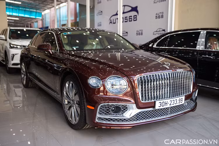 Một chiếc Bentley Flying Spur 2021 siêu lướt thuộc phiên bản First Edition được đưa lên sàn xe cũ với mức giá 19 tỷ 900 triệu đồng sau khi lăn bánh hơn 20.000 km. Hiện tại, Bentley Flying Spur đang được đơn vị chính hãng phân phối với giá từ 18 tỷ đồng (tiêu chuẩn), chưa kể chi phí ra biển số.