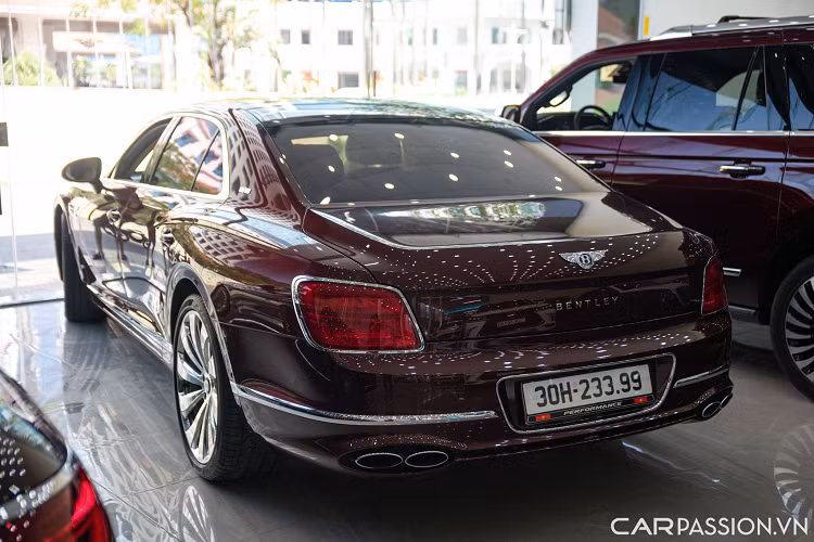Ở phần ngoại thất, Bentley trang bị cho Flying Spur cặp đèn chiếu sáng đối xứng hai bên với công nghệ LED pha lê đẹp mắt, giống với chiếc coupe thể thao Continental GT. Phía sau, đèn hậu vẫn giữ thiết kế với dãy LED hình chữ B quen thuộc.