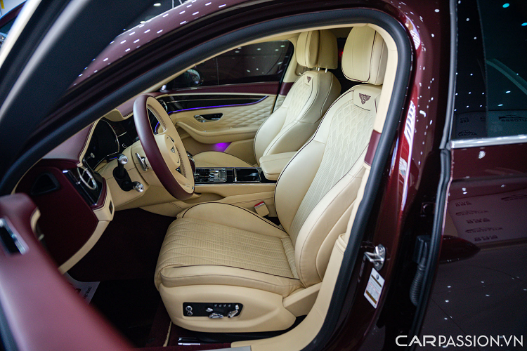 Khối động cơ Bentley sử dụng cho Flying Spur mới là loại V8 có dung tích 4.0 lít, tăng áp kép với khả năng tạo ra công suất cực đại ở mức 542 mã lực và 770 Nm mô-men xoắn có được ngay tại vòng tua máy dưới 2.000 vòng/phút và duy trì lên hơn 4.500 vòng/phút.