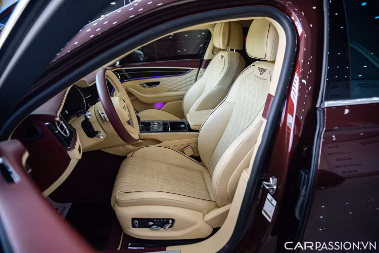 Khối động cơ Bentley sử dụng cho Flying Spur mới là loại V8 có dung tích 4.0 lít, tăng áp kép với khả năng tạo ra công suất cực đại ở mức 542 mã lực và 770 Nm mô-men xoắn có được ngay tại vòng tua máy dưới 2.000 vòng/phút và duy trì lên hơn 4.500 vòng/phút.