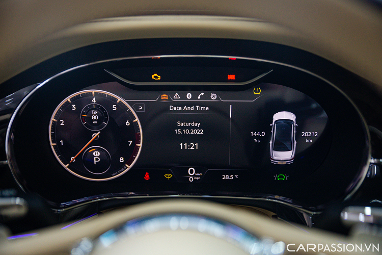 Chiều dài trục cơ sở đạt 3.194 mm. Flying Spur sử dụng bộ mâm 10 chấu dạng xoáy với bề mặt được mạ chrome sáng bóng, ẩn phía sau là cùm phanh Bentley được sơn đen kết hợp cùng đĩa phanh có đường kính lớn. Logo của phiên bản First Edition xuất hiện tại vị trí cột C và các vị trí khác trong nội thất.