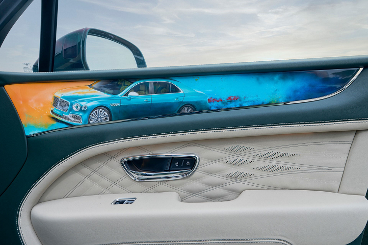 Về ngoại thất, crossover có màu sơn Cumbrian Green, các điểm nhấn mạ chrome sáng và trang bị bộ mâm bóng 22 inch. Mẫu xe cũng dài hơn 180 mm so với Bentayga tiêu chuẩn, từ đây đem đến không gian thực sự rộng rãi cho xe.