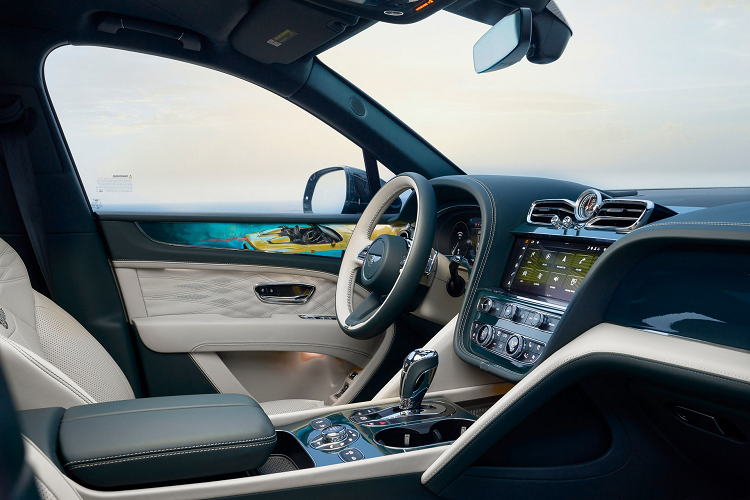 Các tấm ốp ở các vị trí khác nhau tôn vinh Bacalar, Flying Spur Mulliner, Blower Continuation Series và 1939 MkV Corniche. Hai tấm còn lại nằm trên bảng điều khiển được thiết kế với các đường màu nối liền với các bức tranh ở hai bên cửa Bentley Bentayga EWB Mulliner siêu sang.