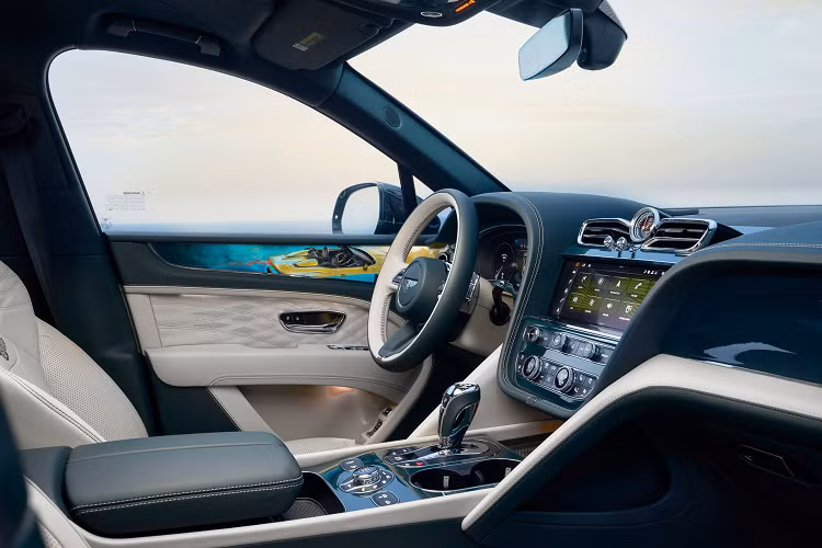 Các tấm ốp ở các vị trí khác nhau tôn vinh Bacalar, Flying Spur Mulliner, Blower Continuation Series và 1939 MkV Corniche. Hai tấm còn lại nằm trên bảng điều khiển được thiết kế với các đường màu nối liền với các bức tranh ở hai bên cửa Bentley Bentayga EWB Mulliner siêu sang.