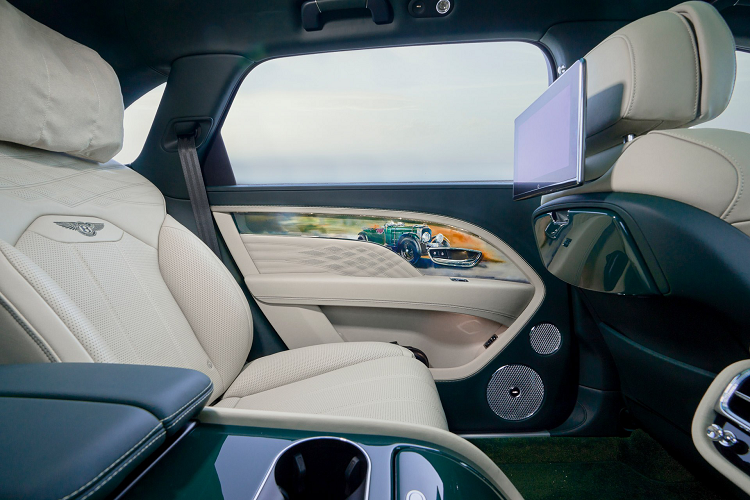 Điểm đáng chú ý bậc nhất trên mẫu xe này chính là hàng ghế thương gia phía sau được mệnh danh là "ghế ô tô tiên tiến nhất trên thế giới" vì có khả năng điều chỉnh 22 hướng, hệ thống cảm biến khí hậu tự động và điều khiển tư thế ngồi cho hành khác.